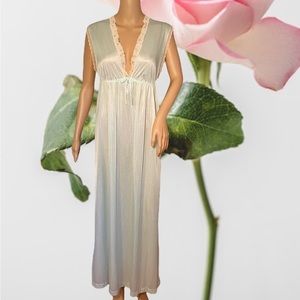 Vinatge Nightgown by Heiress in Mint Green 100% Nylon with lace detail